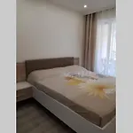 Neuf Pres De La *