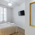 Chez Collette - Luxury In The Old Apartment