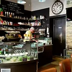 Studio Bonaparte, Bienvenue dans le Quartier du Port, le meilleur Quartier de Nice avec son ambiance estivale qui respire les vacances, Rafraîchissement garantie pour une arrivée toute en douceur