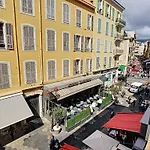 Nestor&Jeeves - Red Touch - Central - Close Sea