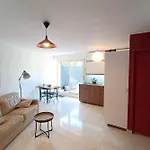 Refurbished Apartment With Terrace And Garden