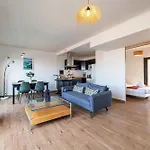 Open Sky Terrace Lage 1 Bdr & Parking * Nice
