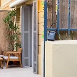 Central Studio - Bright & Modern - Private Terrace - Aircon - Near Train & Beach