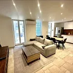Piscine Jacuzzi Privee Chauffee, Terrasse Et Garage A Nice