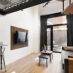 Loft Industriel avec Terrasse et Filet Suspendu à Nice Cimiez