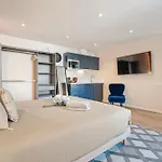 Nice Renting - Love Room Massena - Luxe Room - Jacuzzi - Terrace - King Bed - Ac