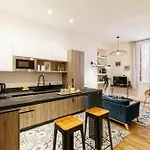 Chic & Cozy 2 Bdr Heart Of The Old Town Apartment Nice