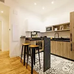Chic & Cozy 2 Bdr Heart Of The Old Town Apartment *