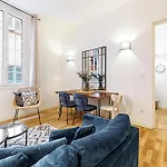 Chic & Cozy 2 Bdr Heart Of The Old Town Apartment