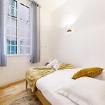 Chic & Cozy 2 Bdr Heart Of The Old Town Apartment *