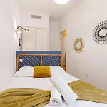 Chic & Cozy 2 Bdr Heart Of The Old Town Apartment