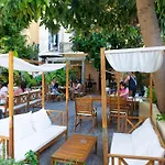 Auberge De Jeunesse Hi Nice Les Camelias