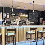 Auberge De Jeunesse Hi Nice Les Camelias