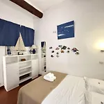 Apartment Riviera: Old Town Getaway, Steps From