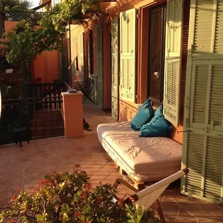 Holiday home Maison Atypique Avec Jardin *