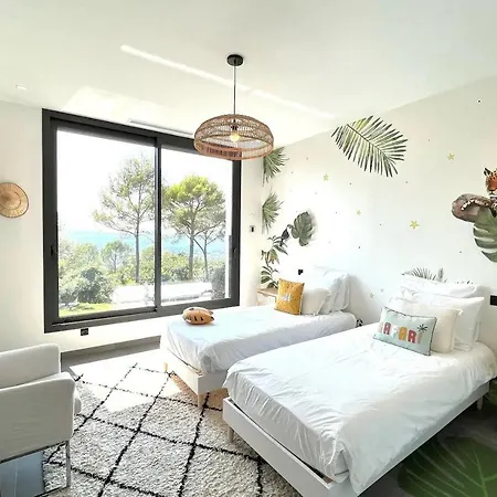 Propriete De Luxxe Avec Piscine A Holiday home *