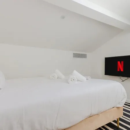 Fancy 3br Duplex Near Port & Old Town | By Airnest Apartment *