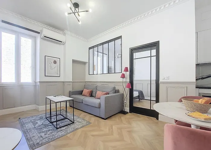 Nestor&Jeeves - Rose - Central - Near Beach