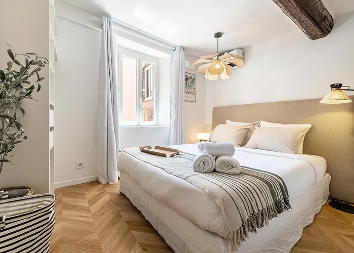 Newly Remodeled Charming Apt With 2 Separate Bedrooms Each With Its Own Entrances, Second Bedroom Is Located Outside Main Apartment