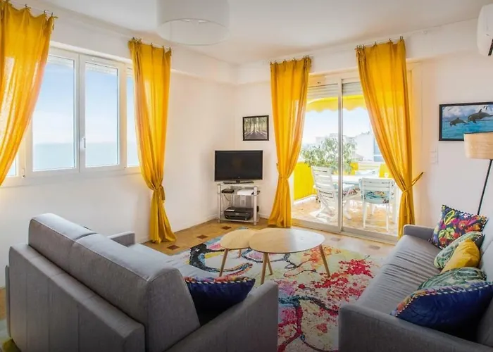 Stunning 2 Bed Flat Nice Front Of The Beach Seaview