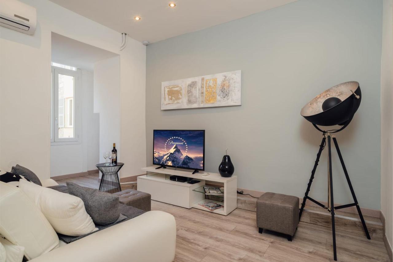 Le Notre Dame 3br With Ac And Balcony In The Heart Of Welkeys