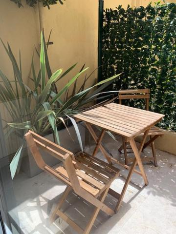 Les Volets Bleus Apartment