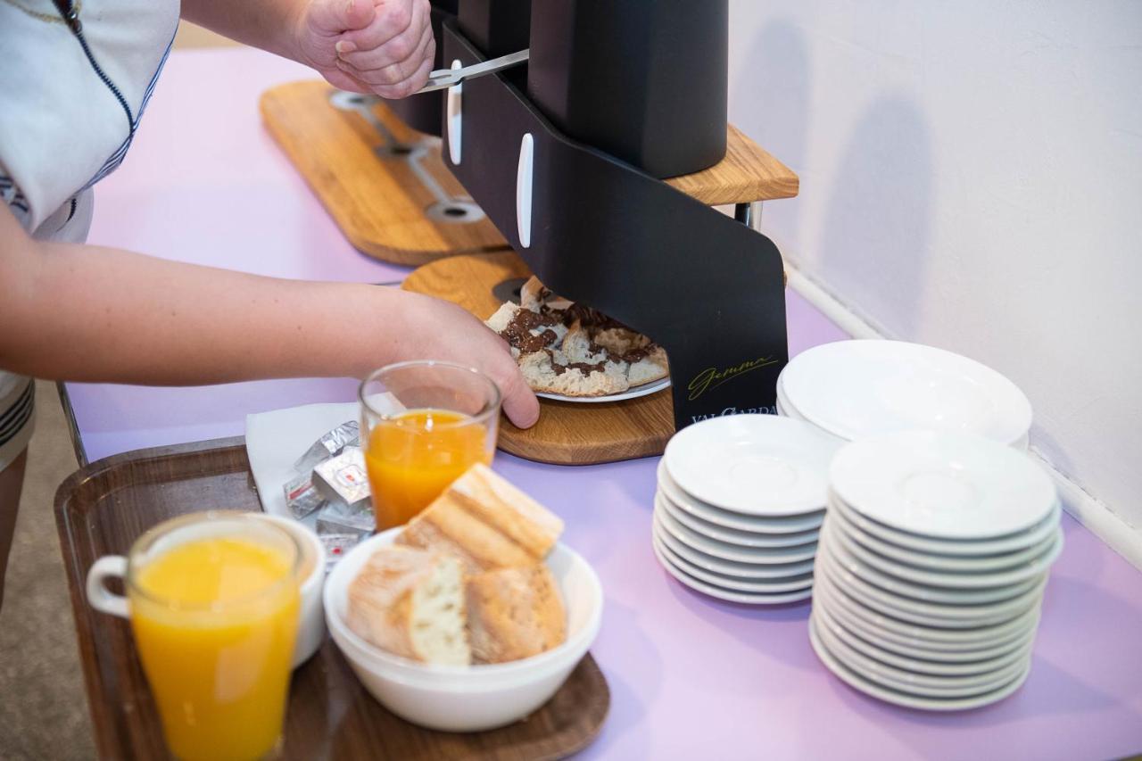 Hi Les Camelias Hostel