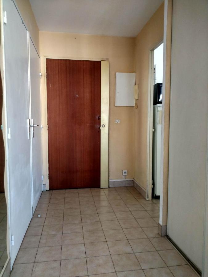F2 A 50 M De La Apartment *