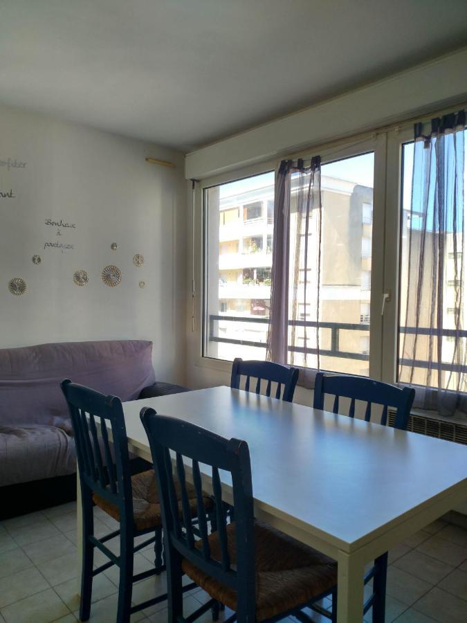 F2 A 50 M De La Apartment *