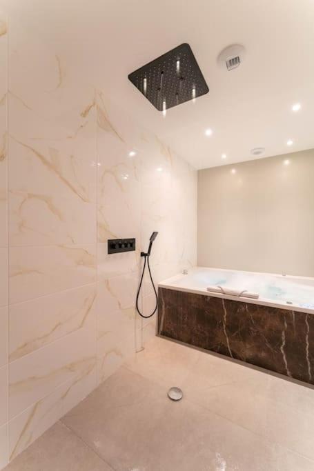 Luxury Room, Parking, Wifi, Jacuzzi, Balneo Apartment *