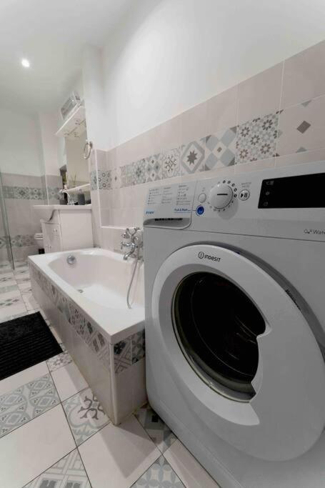 Appartement Au Coeur Du Vieux-nice 2 Pieces Proche De La *