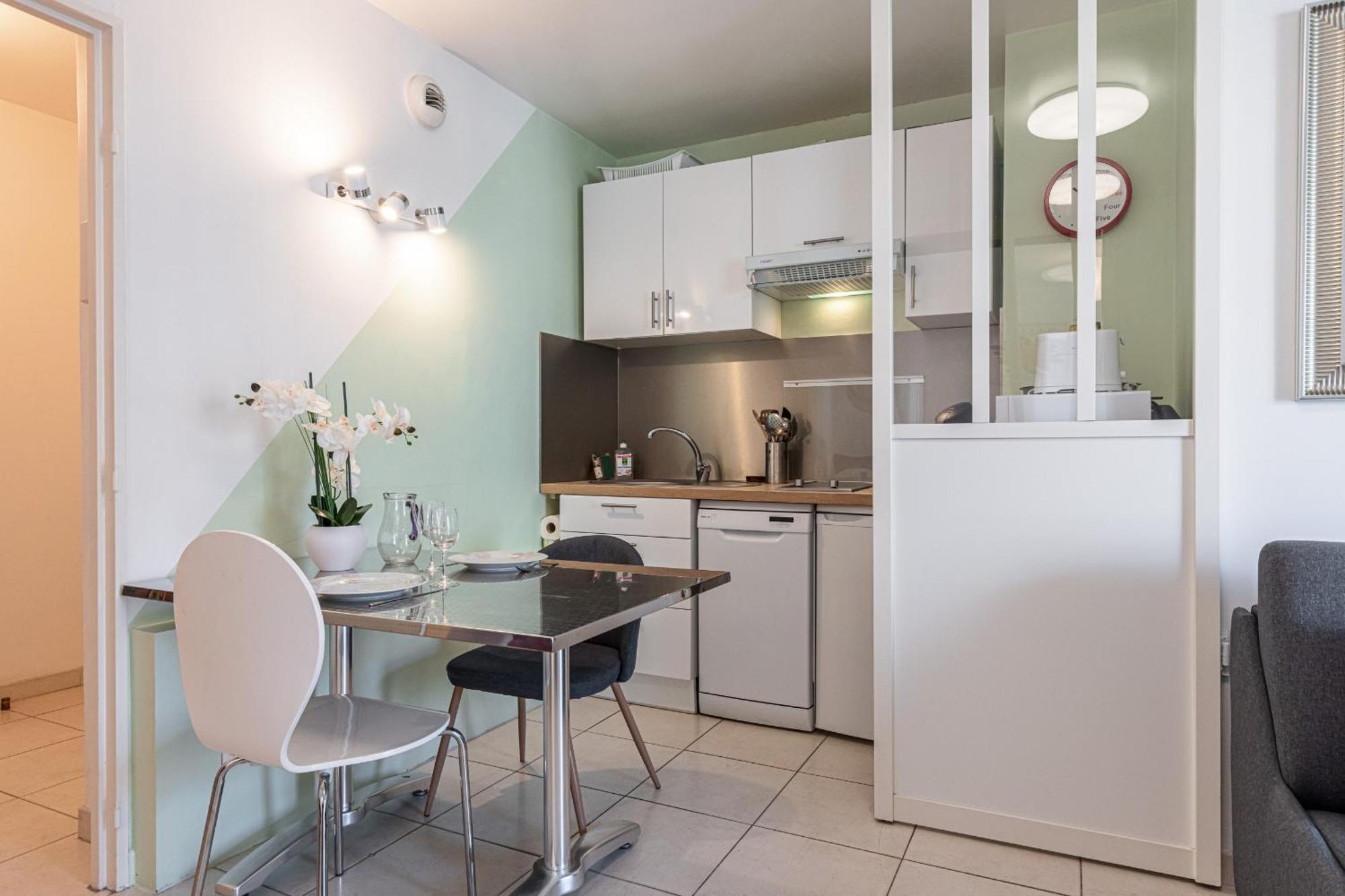 Quiet 1 Bdr Port! Close Place Du Pin Garibaldi *