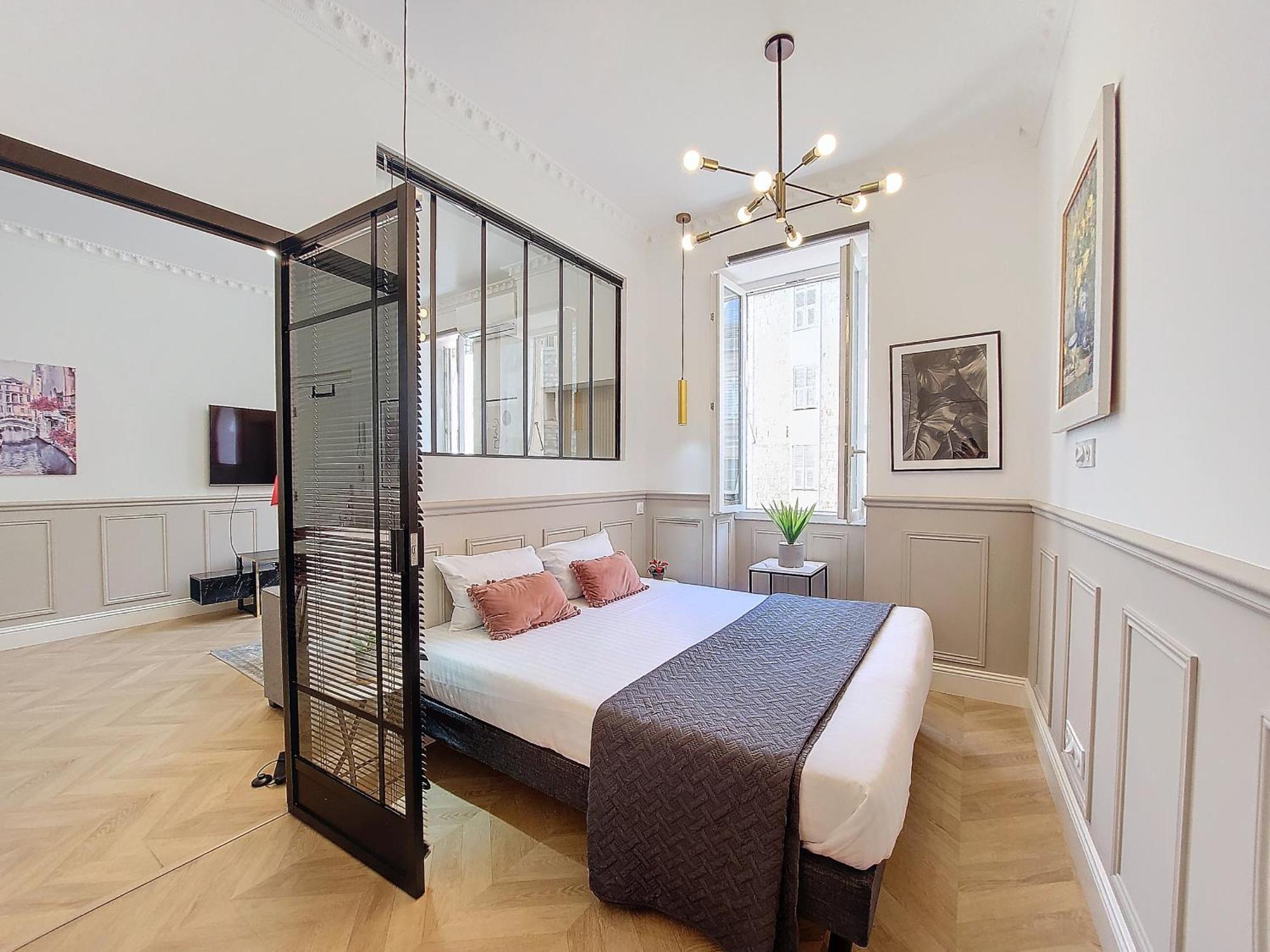 Nestor&jeeves - Rose - - Near *