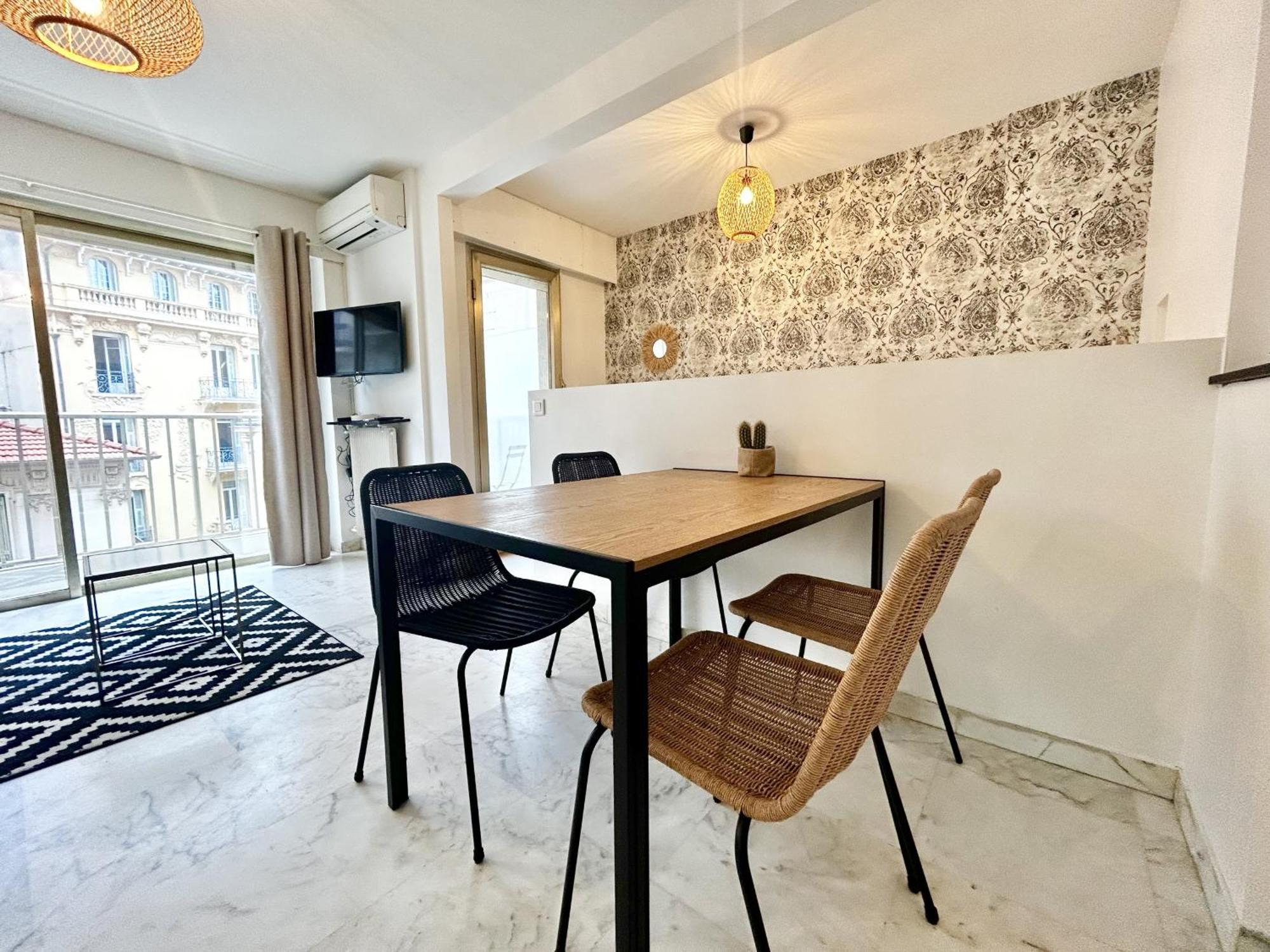 Apartment Riviera: Quiet With Ac And Terrace In Carré D'or *