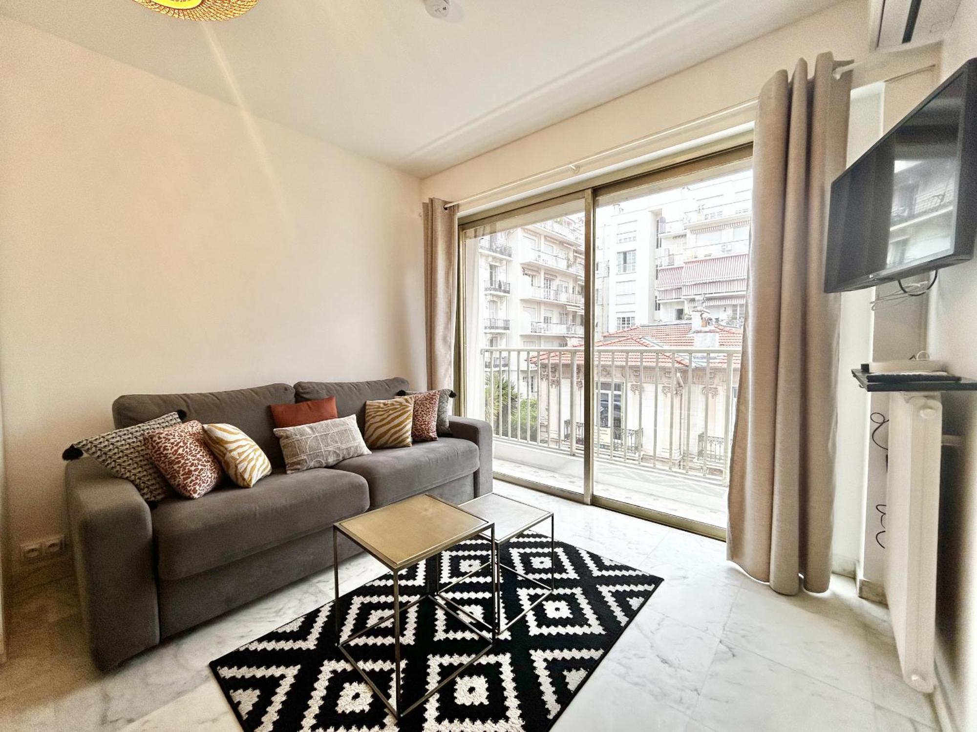 Apartment Riviera: Quiet With Ac And Terrace In Carré D'or