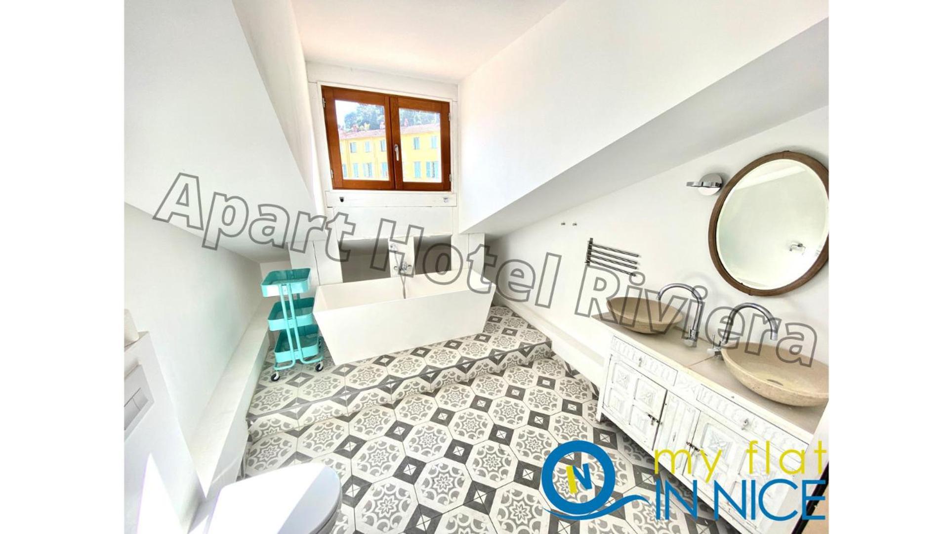 Riviera Nice: Old Port Duplex With Ac Apartment