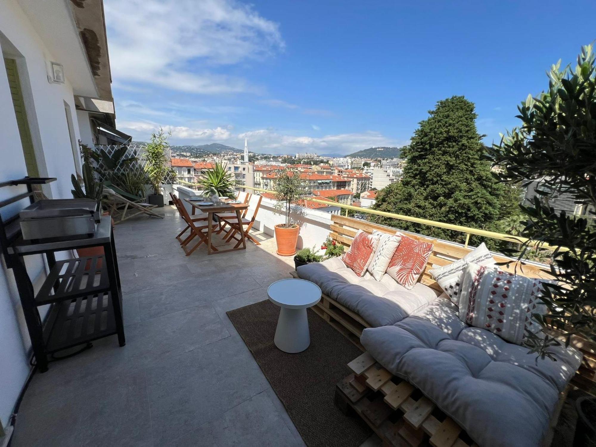 Apartment Charming Penthouse In - 10 Minutes From Seaside