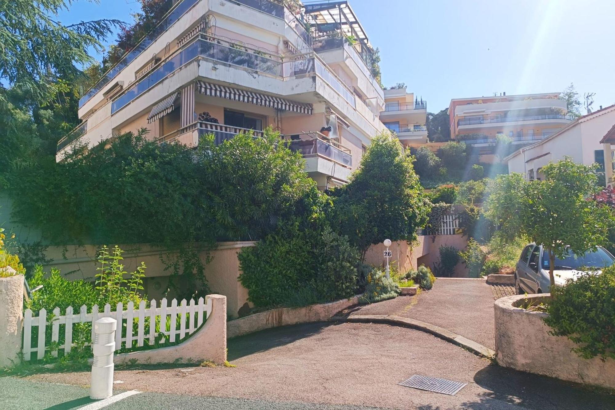 Refurbished With Terrace And Garden Apartment