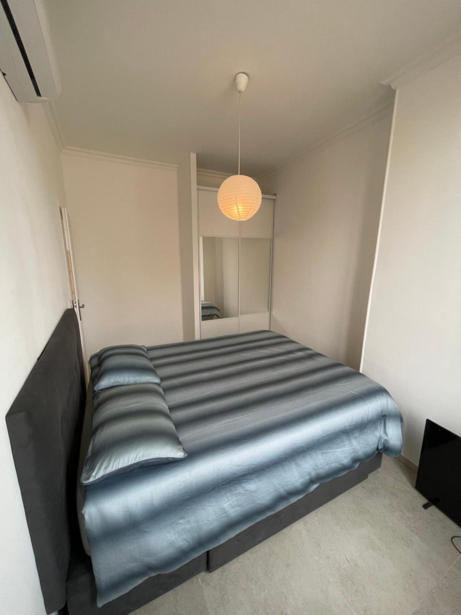 Cosy Flat 250m From *