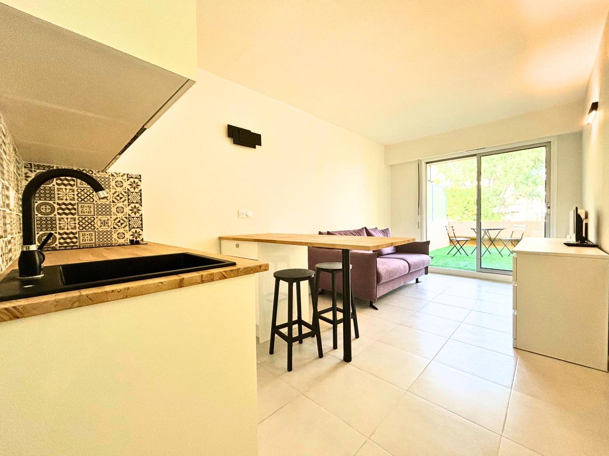 Vue - Clim, Piscine & Restaurant *