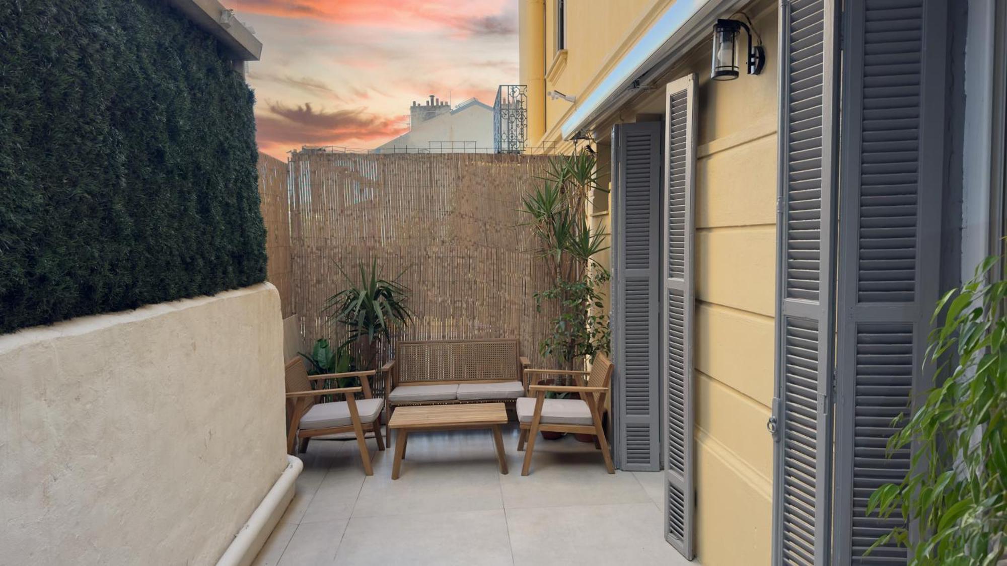 Apartment - Bright & Modern - Private Terrace - Aircon - Near Train & *