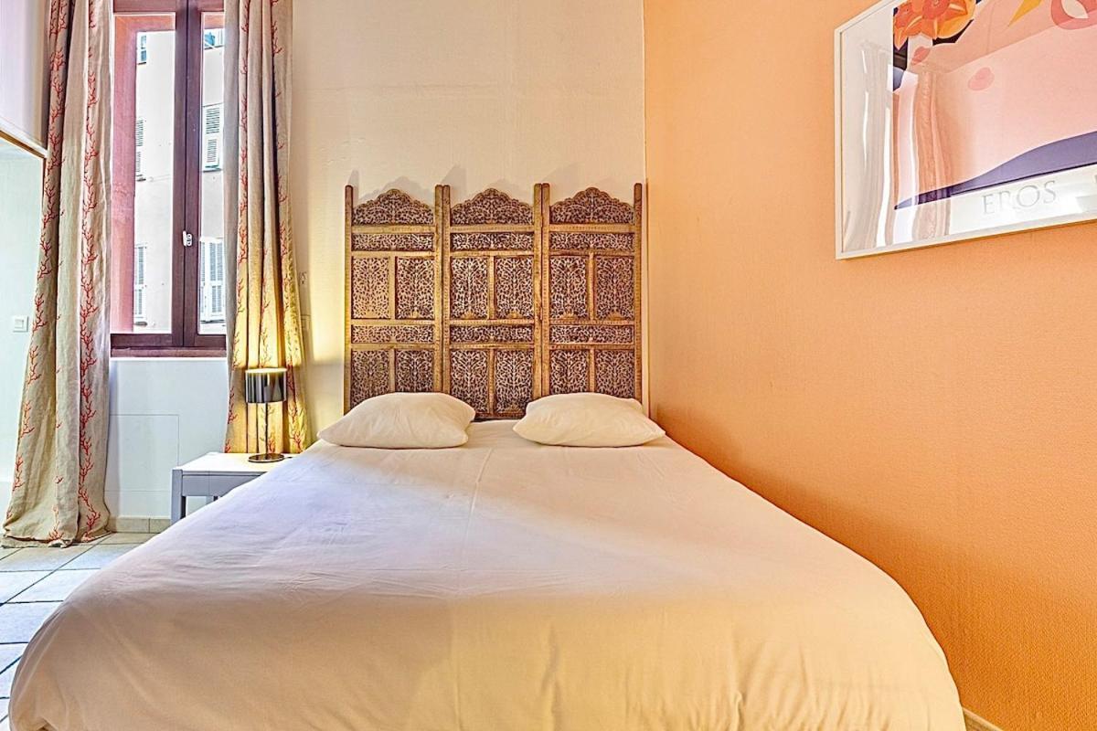 Proche Du Cours Saleya Et De La Plage, Dans Le Vieux Nice, Spacieux Et Climatise Nice