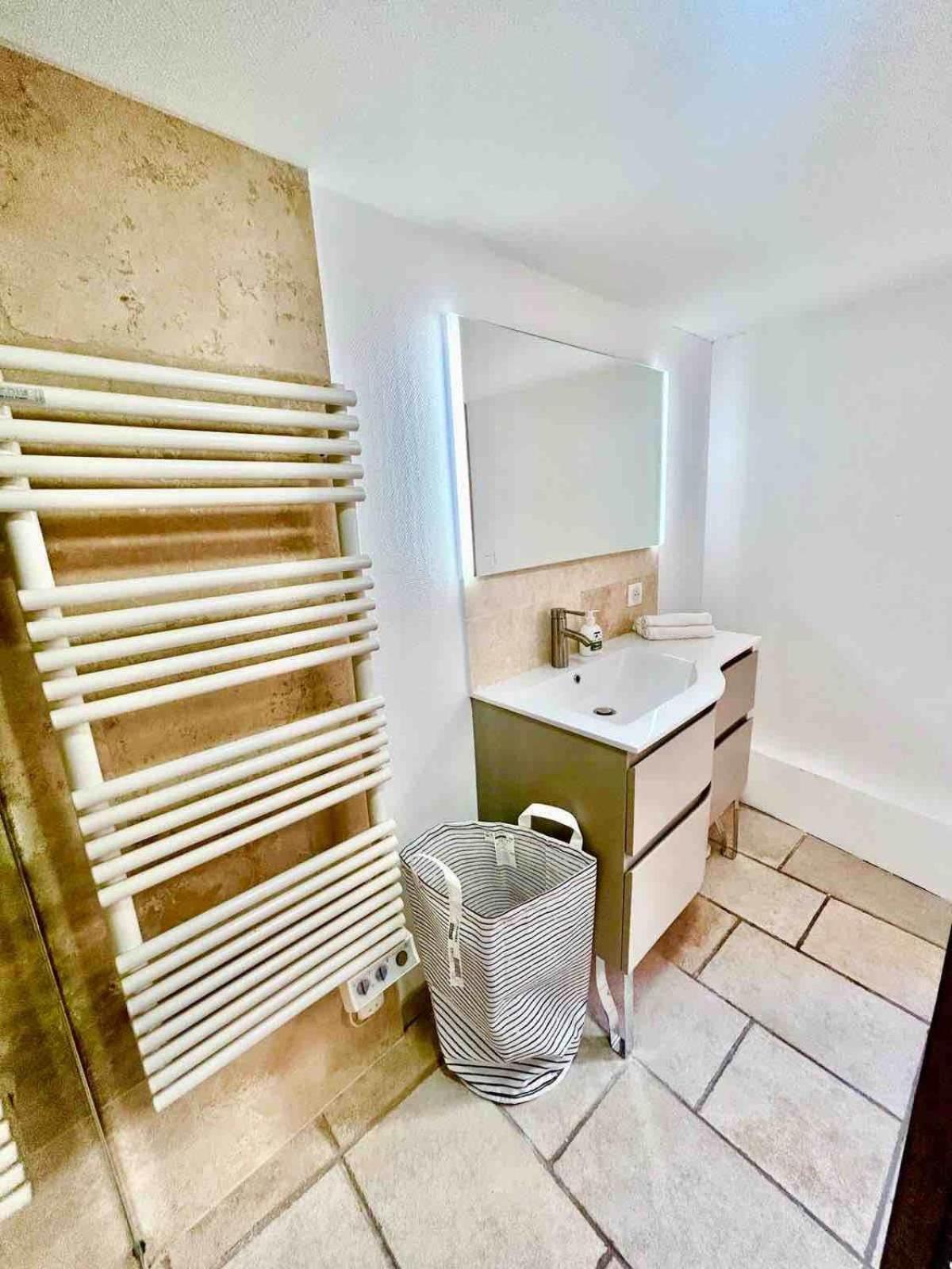 Proche Du Cours Saleya Et De La Plage, Dans Le Vieux Nice, Spacieux Et Climatise Apartment *