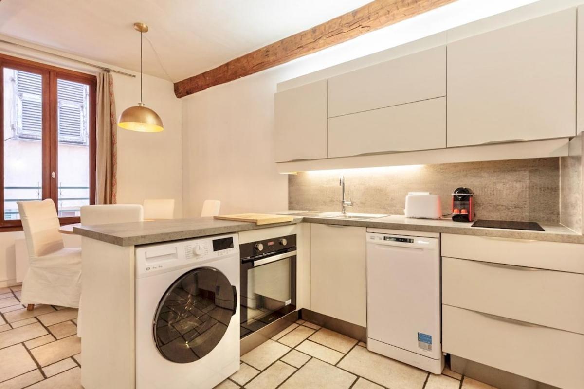 Proche Du Cours Saleya Et De La Plage, Dans Le Vieux Nice, Spacieux Et Climatise Apartment