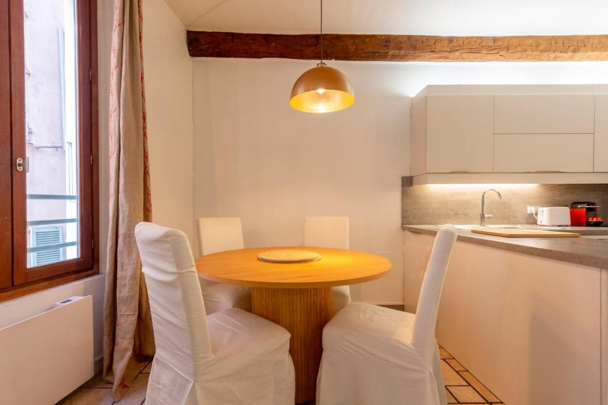 Proche Du Cours Saleya Et De La Plage, Dans Le Vieux Nice, Spacieux Et Climatise Apartment Nice