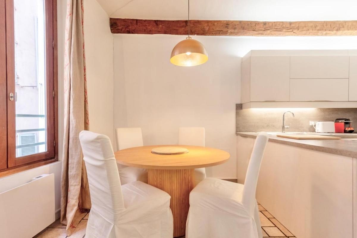 Proche Du Cours Saleya Et De La Plage, Dans Le Vieux Nice, Spacieux Et Climatise *