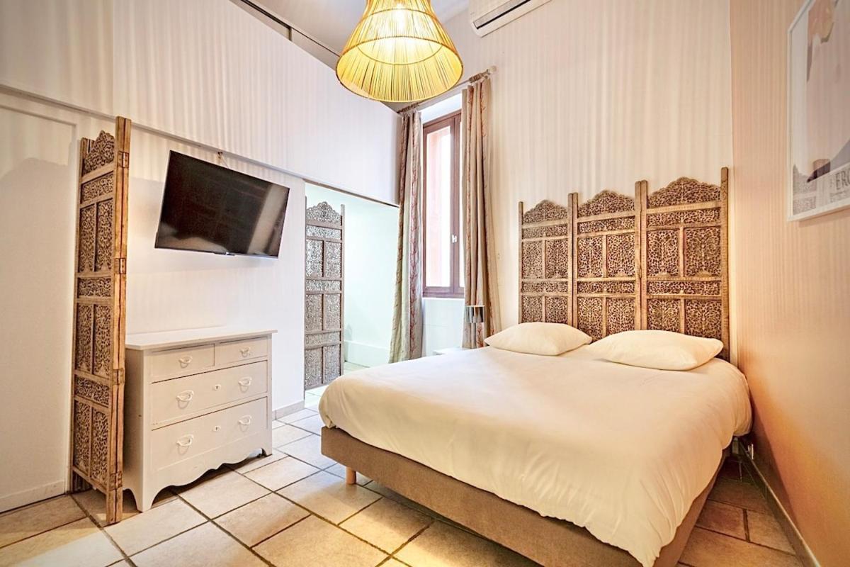 Proche Du Cours Saleya Et De La Plage, Dans Le Vieux Nice, Spacieux Et Climatise