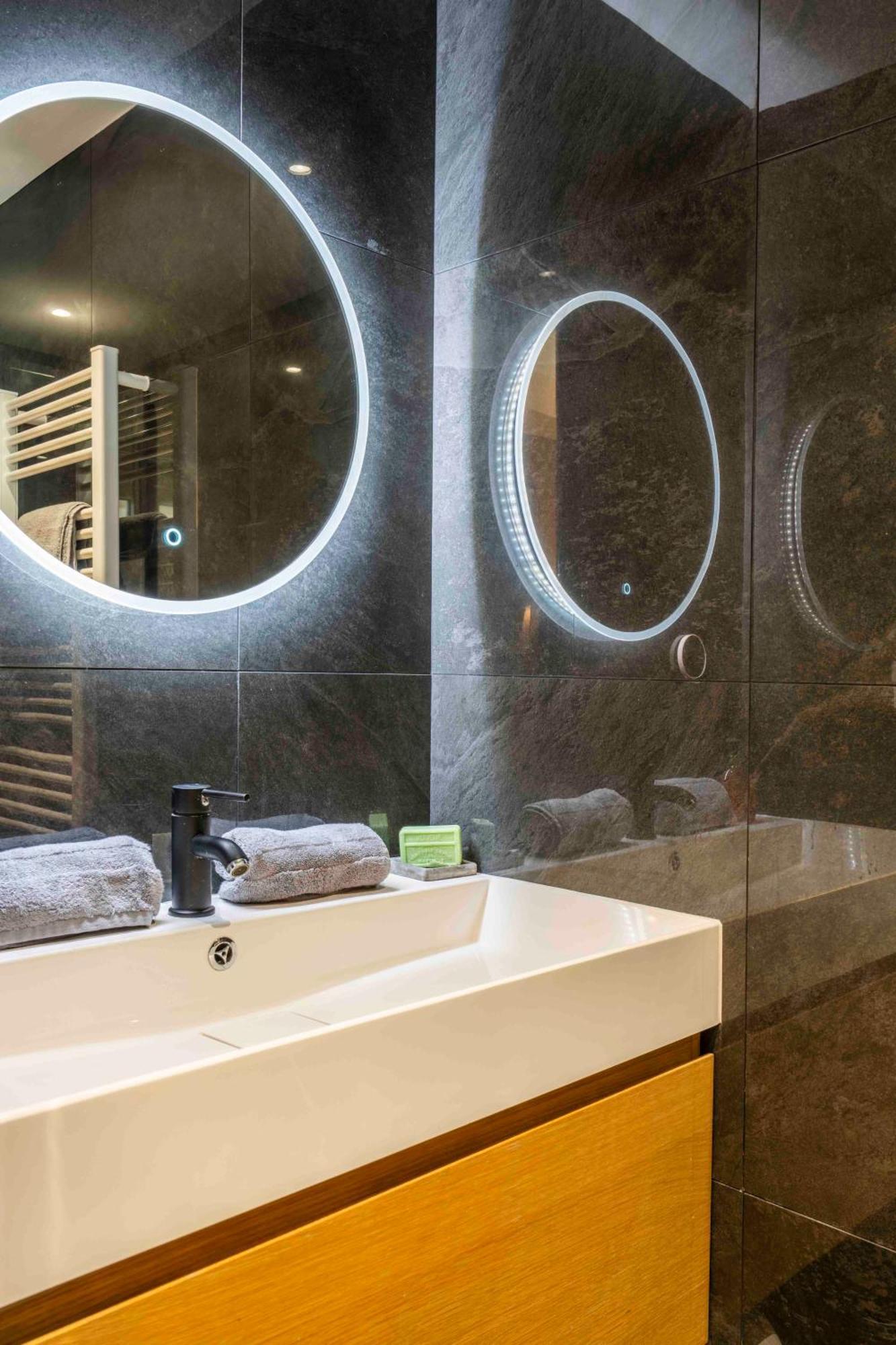 2 Chambres, Balcons, Vue Imprenable, Climatisation - Palace Bleu Apartment