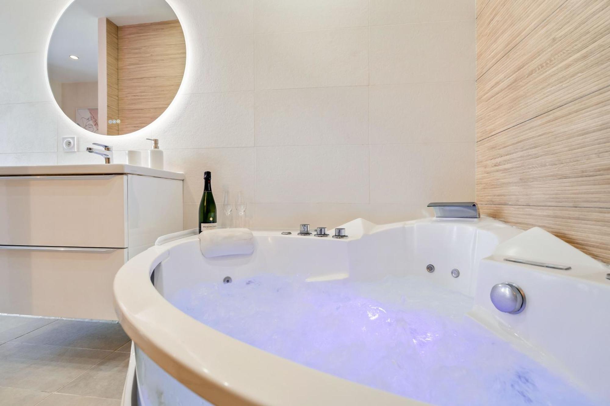 Renting - Massena - Luxe - Jacuzzi - Terrace - King Bed - Ac
