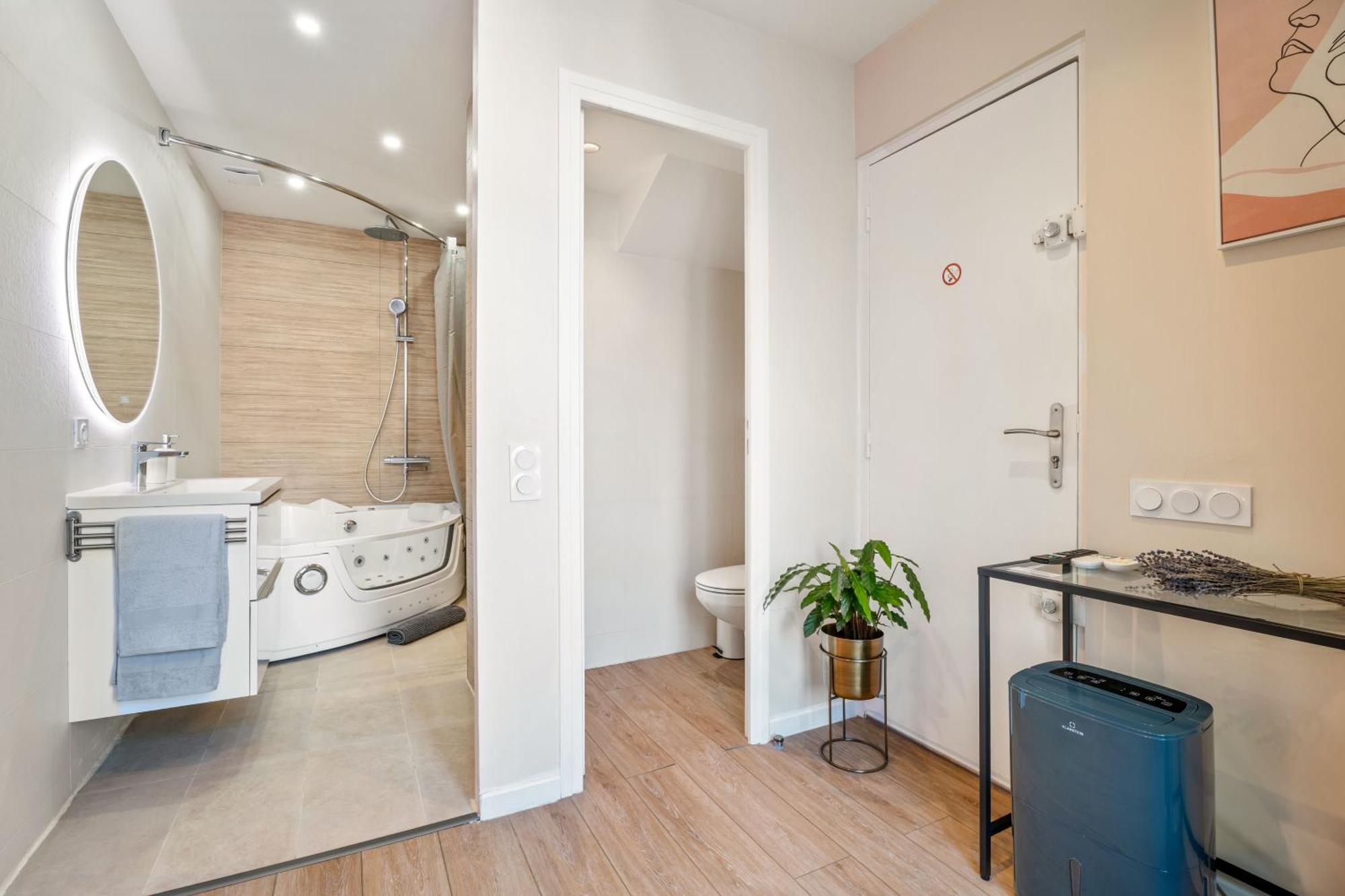Renting - Massena - Luxe - Jacuzzi - Terrace - King Bed - Ac